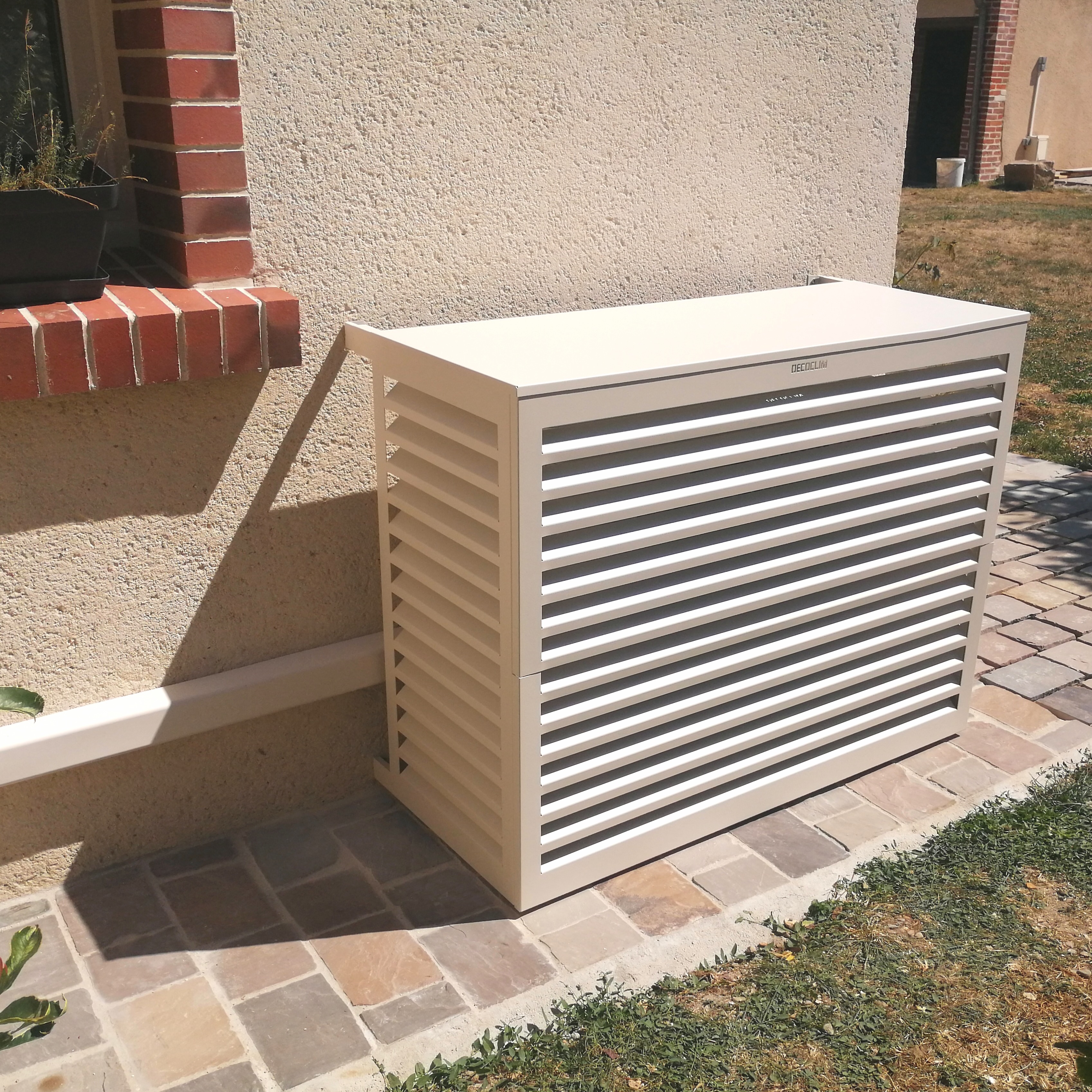 unité extérieure avec cache clim